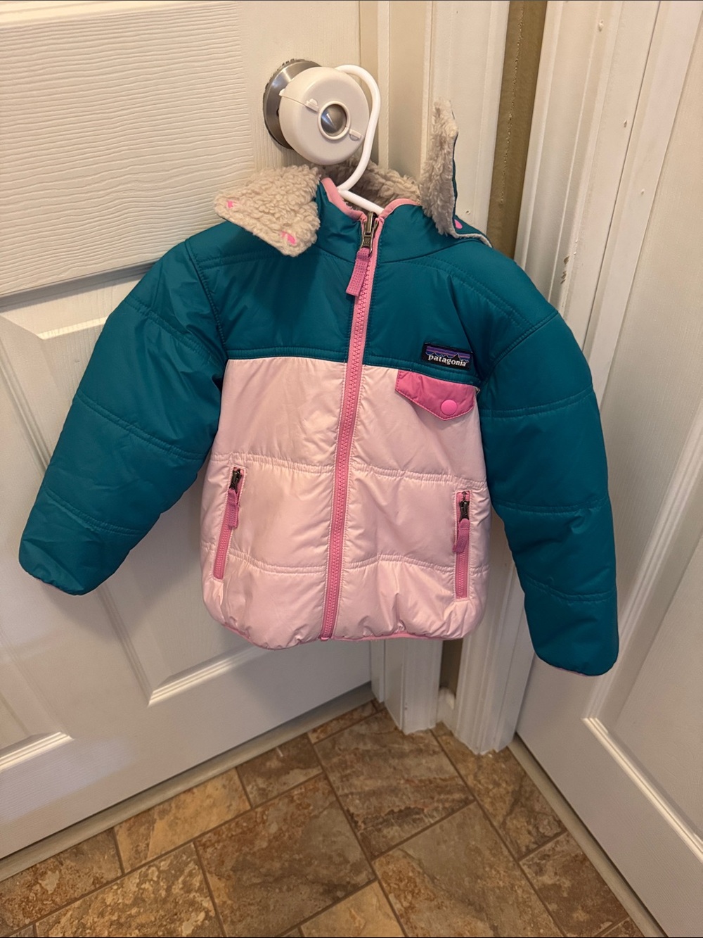 Patagonia Teal & Light Pink Kids Puffer Jacket, 4T. Gently Used Condition. - Picture 8 of 12